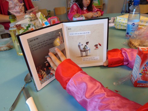 Groep 3 kreeg een boek cadeau dat ze nu zelf al kunnen lezen!