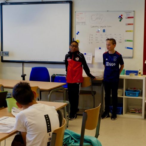 Verrassend Kinderen uit groep 6 dragen gedichten voor in groep 8 DS-08